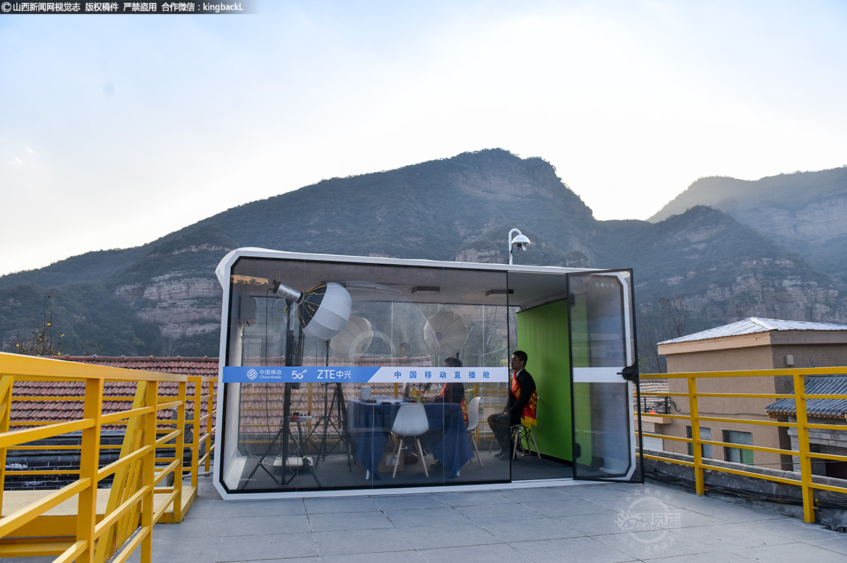      “自从移动5G+WIFI信号覆盖以后，网速快多啦。我下载了各种直播软件，拍拍自己的家庭民宿和生活，再加上移动的5G直播间帮我们带货农产品，收入比以前翻了好几倍，大家开心得很。”正在给直播间送核桃产品的村民赵伟红向我们介绍道。