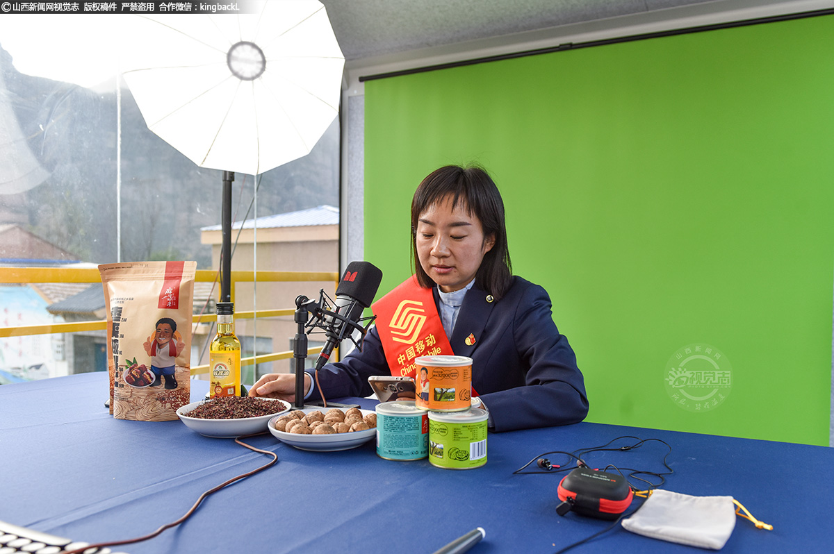      “大家好，欢迎来到中国移动智慧农业5G直播间，咱左权的特色农产品有很多，下面一个个为大家‘解锁’，首先大家来看看我手中核桃的前世今生……”村民赵伟红正在直播间为本地农产品带货。