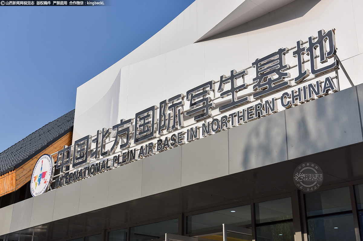      泽城村以全域5G网络覆盖和写生基地、民宿无线WIFI全覆盖为重点，构建起“移动看家”管理平台，真正实现了网络高速互联互通，打造出一条高品质的网络信息传输渠道。