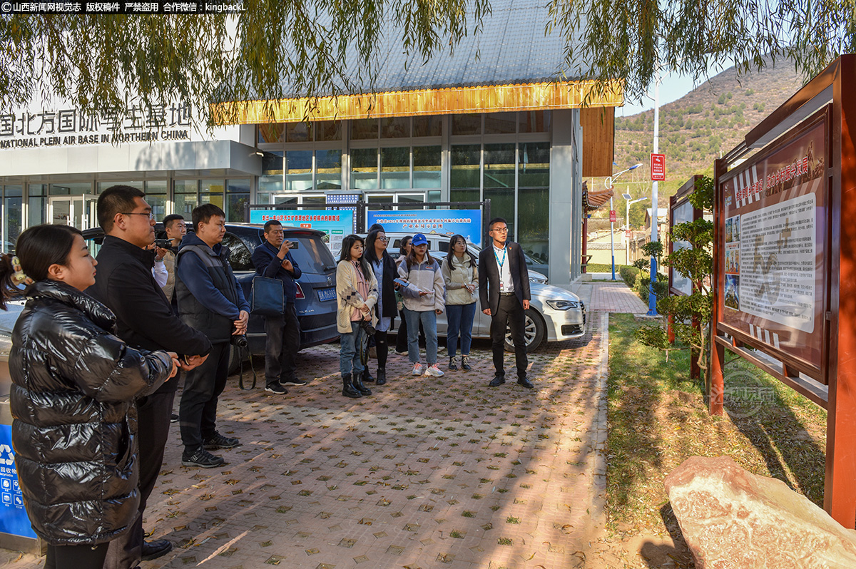      山西移动依托泽城村示范性民宿社区及中国北方写生基地，利用自身优势，在数字建设方面，现已完成对泽城村配置云视讯系统1套、高配多媒体电脑6台、VR电视1台、VR眼镜30多部，利用数字化手段宣传推广泽城村地域特色。