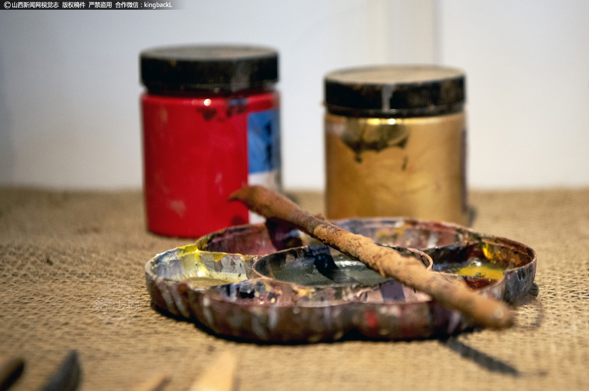      泥人施彩的颜料也是他经多年摸索，用数种不同性质的颜料调和而成。温和而不艳丽，着色牢固不易褪色，且尽可能保留泥土本身的材质。彰显出作品纯朴，厚重的特点。
