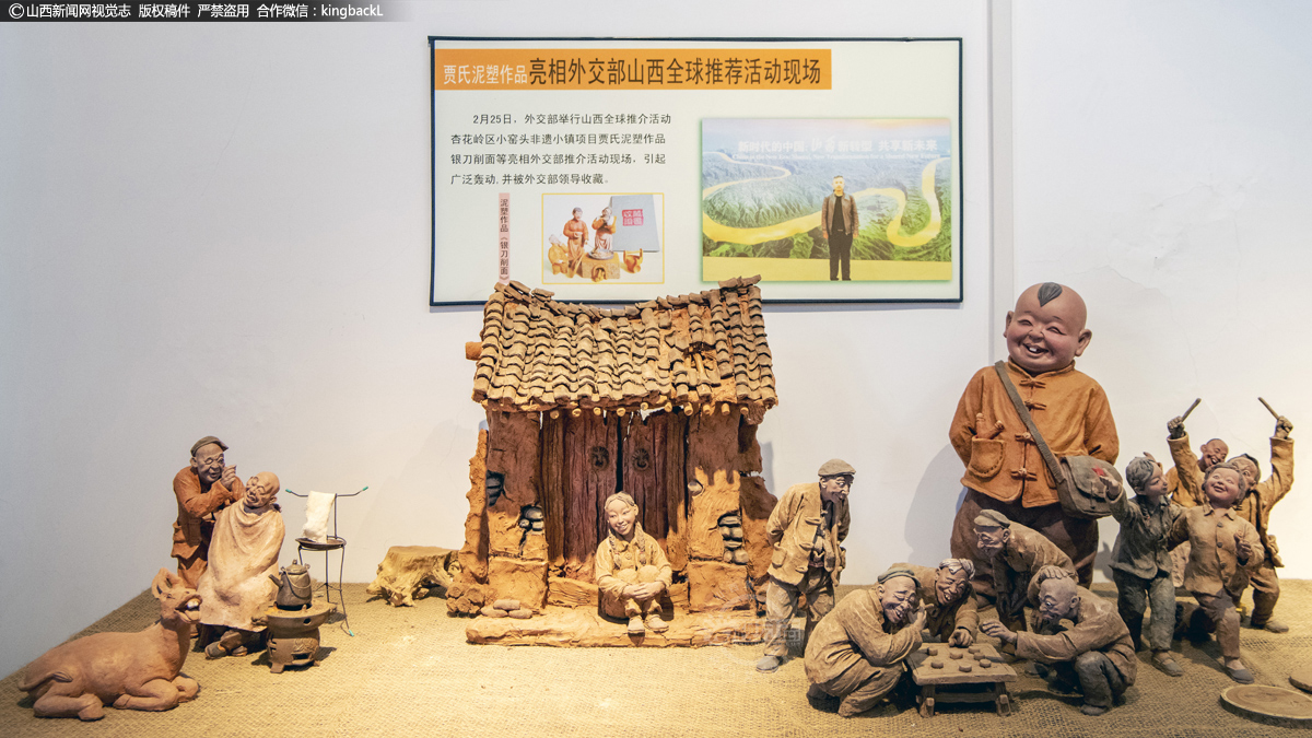      泥塑是我国一种古老而常见的民间艺术，泥塑工匠们化腐朽为神奇，将普通的泥胚做成一件件精致的艺术品，而在太原小窑头的非遗小镇，就有这么一位手艺人叫贾银永。（■山西新闻网特约摄影师：聂行明）