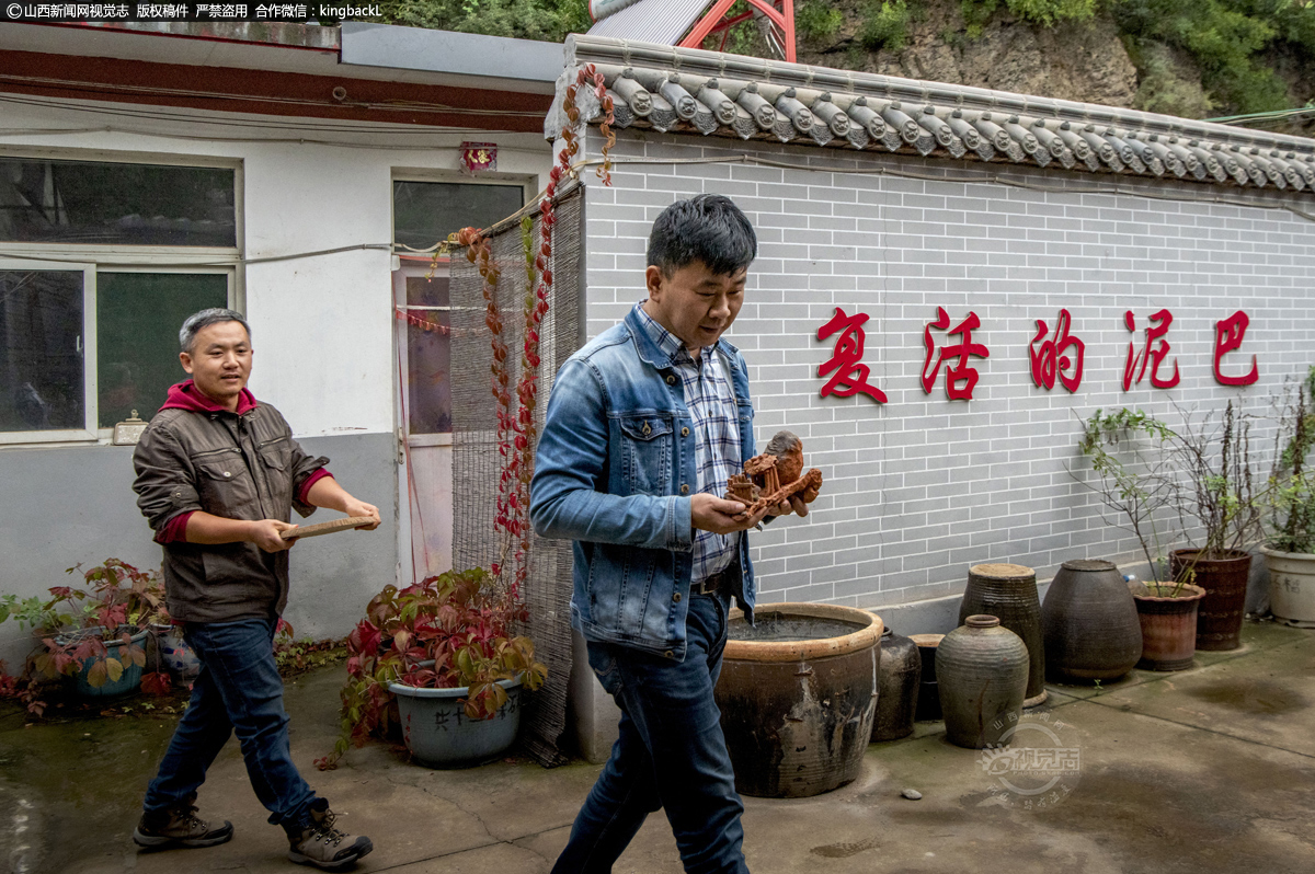      走进贾银永工作室小院，首先映入眼帘的是墙上的几个大字“复活的泥巴”，这是他工作室的名字。近年来，工作室不断开发出反映生活情趣的泥塑摆件系列和文房用品系列，深受广大消费者的喜爱。           