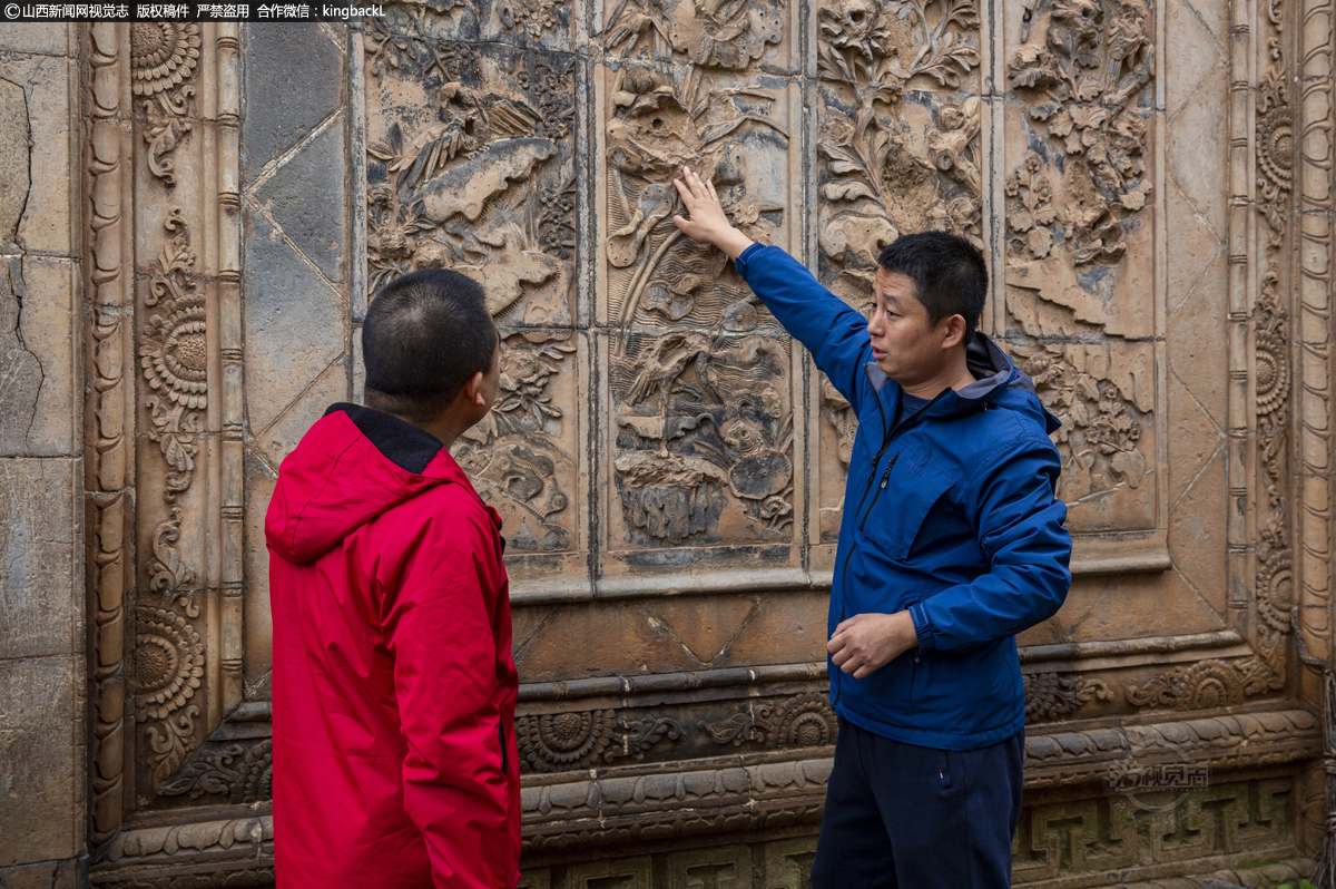      张仰村历史悠久，人杰地灵，文化底蕴深厚，素有“陵川出南门83庄，数了南马数张仰”之美誉。2019年张仰村被国家住房和城乡建设部列入第五批中国传统村落。他和工作队的队员们充分了解村史，学习相关知识，对村内现存的文物、院落进行资料整理，归类建档。这款影壁砖雕，花鸟逼真，栩栩如生，十分细腻。同时，传统民俗文化“串灯栅”在田小波的积极推动下被列为了陵川县县级非物质文化遗产。