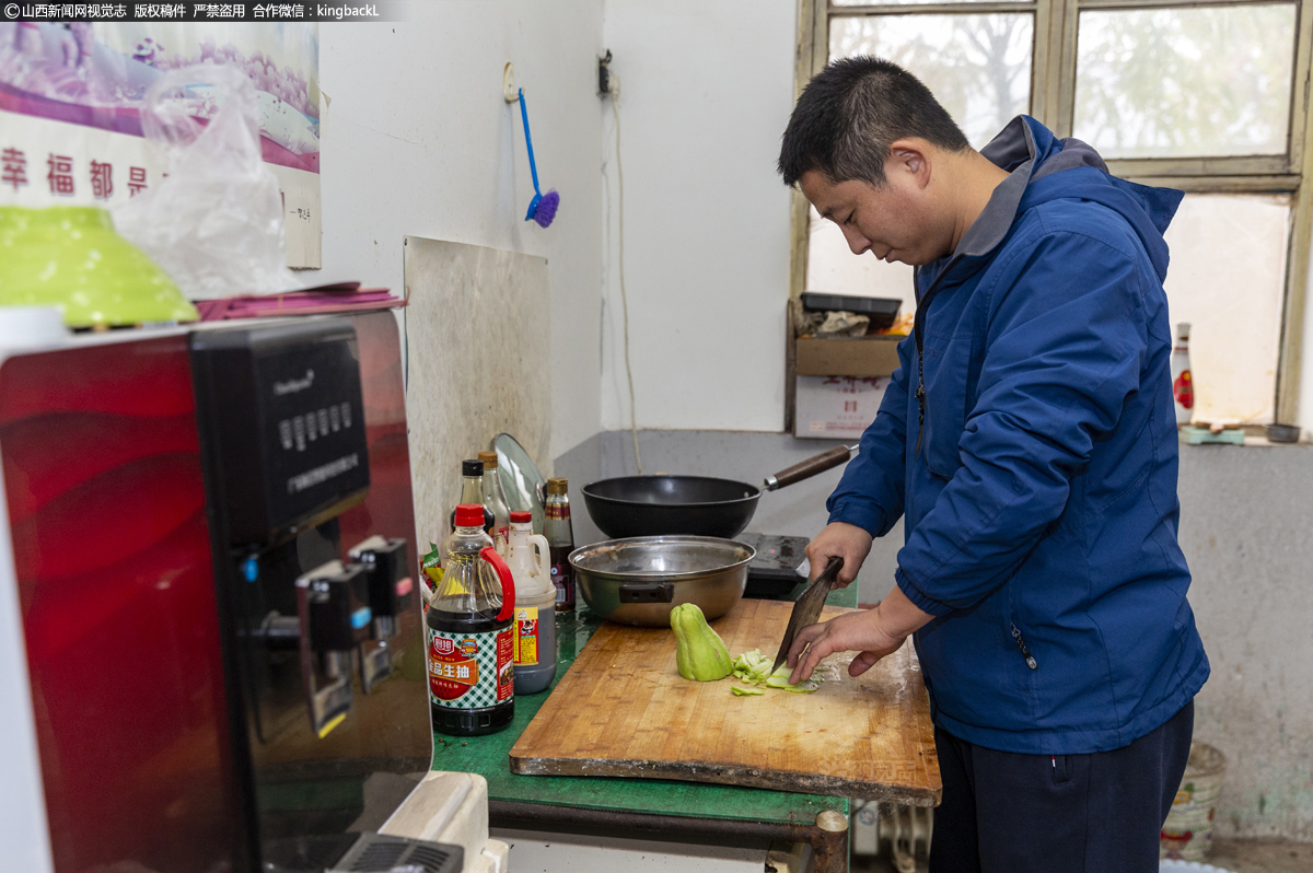      忙完一天的工作之余，开始做饭打理生活起居，看似简单却给他们驻村的几个小伙子们带来不小的考验。经过几年来的生活磨练三个人从原来不进厨房的甩手掌柜，都变成了能烧几道小菜的驻村小哥。