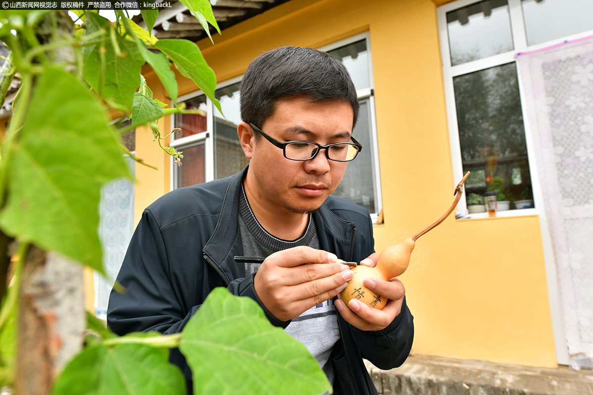      此外，邵海峰也有自己的小爱好，给家里种植的葫芦刻字。如今种植的“黑金刚”土豆，还在渐渐步入正轨，也需要大家的了解和支持，真正让村民们找到了增收致富的“金刚钻”。