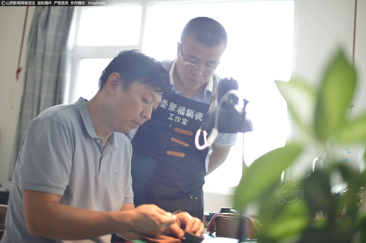      “瓷器复原简单，如何让锔出来纹理独具韵味，使瓷器再生，才是本事。”锔瓷在郭智军心中不仅仅是一门传统手艺，更是一门艺术，在现代快节奏的社会里，从事锔瓷手艺的匠人少之又少，郭智军也开始收徒，希望把这门传统技艺更好的传承下去。