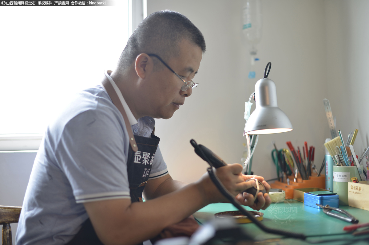      中国有句俗语“没有金刚钻，别揽瓷器活儿”，说的便是锔瓷，这是一门古老的民间手艺。郭智军，48岁，是一名锔瓷匠人，一堆残瓷在他的手中便可“起死回生”，成为一件件独具韵味的艺术作品。（■山西新闻网特约摄影师：闻进）