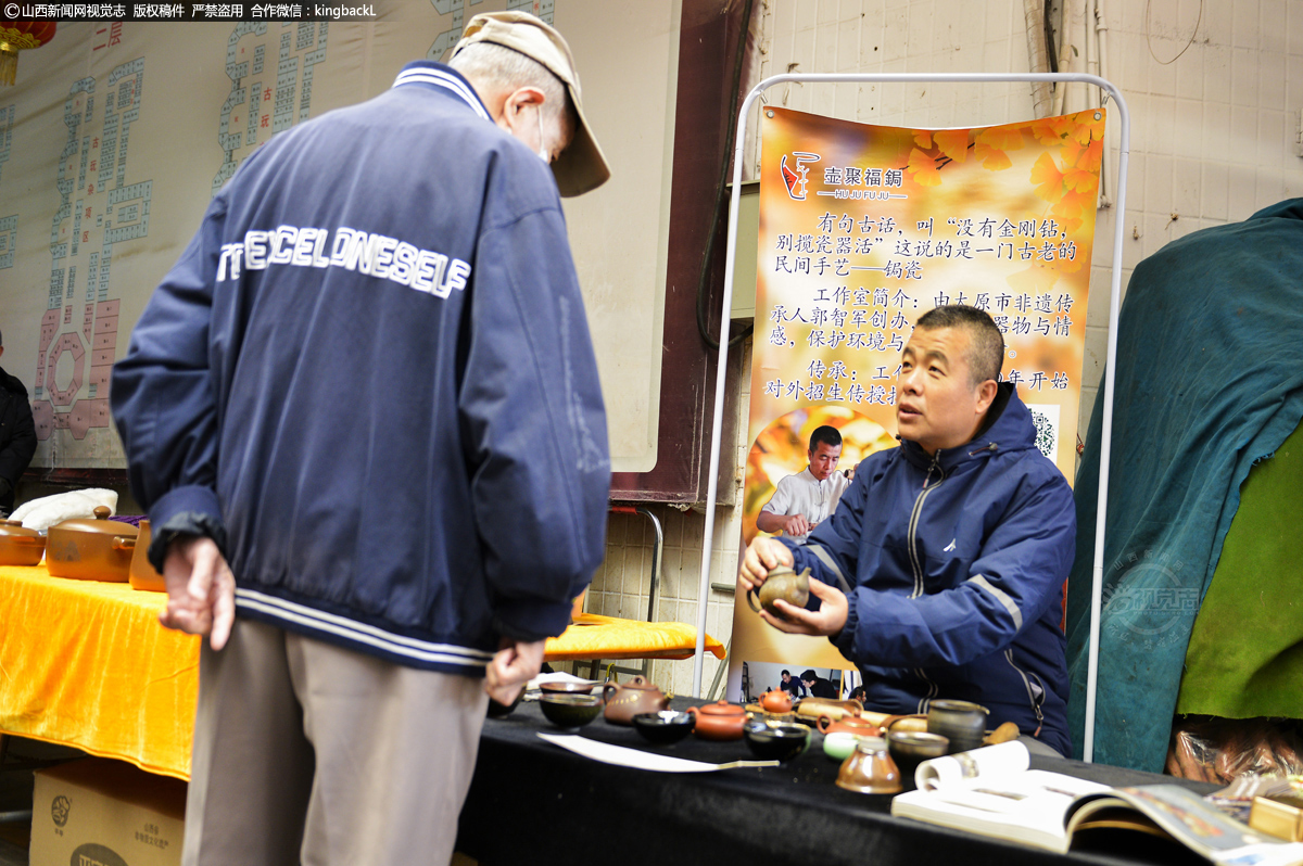      郭智军向市民介绍锔瓷工艺及产品。到现代社会，随着社会的发展，人们的生产、生活方式的改变，原有的传统生活发生了巨大的变化，瓷器坏掉了再买新的，没人再造访锔瓷这一行当，没了市场，这给锔瓷技艺的传承和弘扬带来了难以解决的问题，因此急待保护，传于后世。