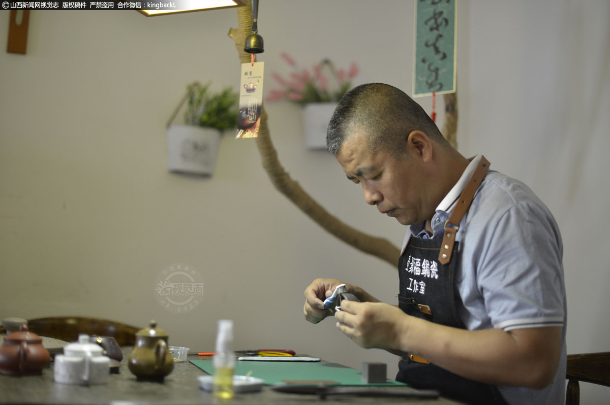      2013年，他师承东北锔瓷匠人王振海开始学习锔艺，后将这门手艺带回太原，刻苦钻研，并主动帮人修复茶壶、茶碗，渐渐地，一个个破损的茶壶、茶碗在他手里被修复，重新派上用场。随着身边朋友们的口口相传，找郭智军修碟碗的、修紫砂壶的、修瓷器的越来越多。