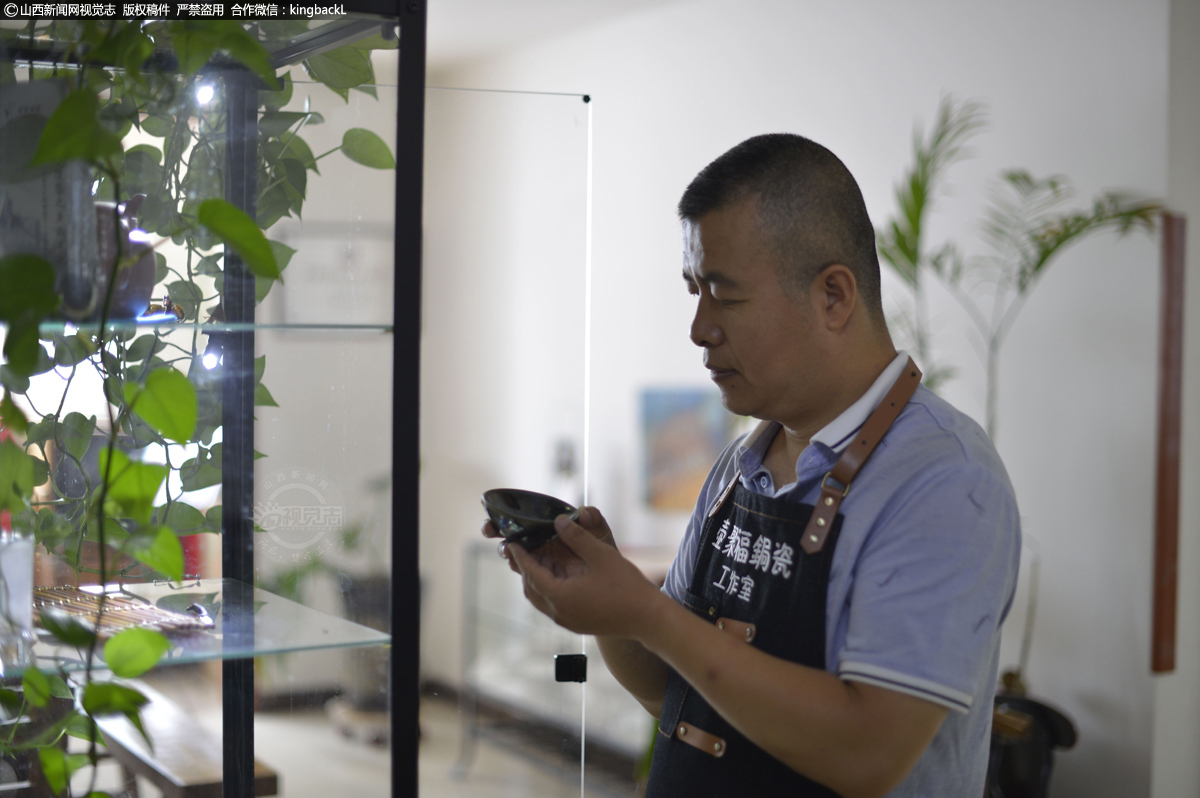     一件破碎的器皿，要整成一件完美的能用的物件，要经过十几道工序。工艺制作精湛，艺人要有较强悟性和审美能力，做事认真，能够持之以恒，锔得好坏全在手和脑子上，只要有一丝可能，器物都能“破镜重圆”，亮晶晶的锔钉让砂壶平添了几分沧桑。