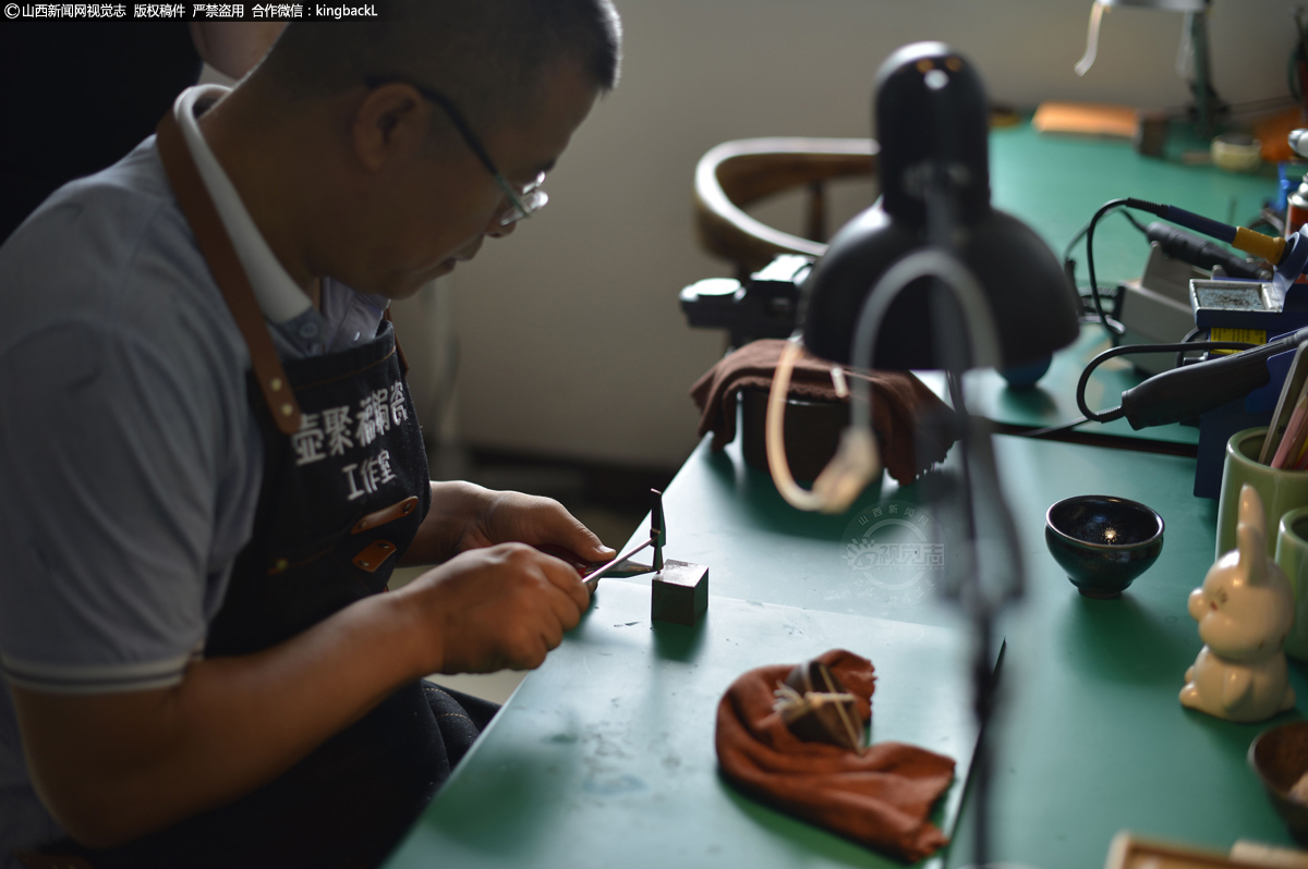      而另一类则是经过艺术加工专为达官、王爷、贵族、八旗子弟们享乐而服务的锔瓷细活，即：行活，也叫秀活。
