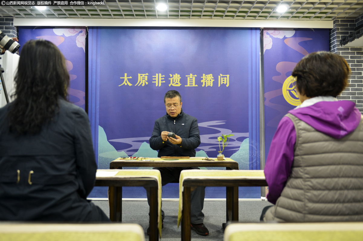      郭智军来到太原非遗直播间宣传锔瓷文化，锔瓷技艺对中华民族传统民间绝活的传承和中国瓷文化的发展以及考古、修复、古玩古旧瓷器具有重要的历史意义。锔刻瓷技艺不仅仅是一种民间绝活的体现，是中华民族精神的寄托，更是研究民间技艺、经济、文化特征的活化石。