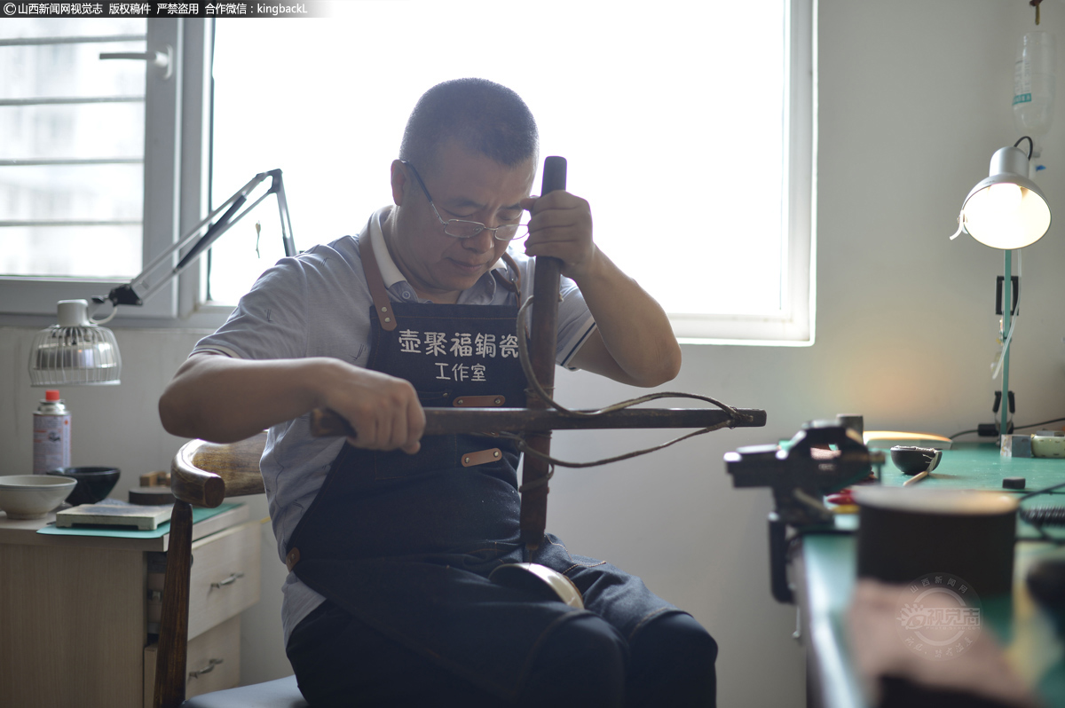      锔瓷是把打碎的瓷器，用像订书钉一样的金属“锔子”再修复起来的技术。其有粗活和细活之分，以前的“锔瓷匠”都是走街串巷，锔锅、碗、盆等民间生活用品，这便称为粗活。