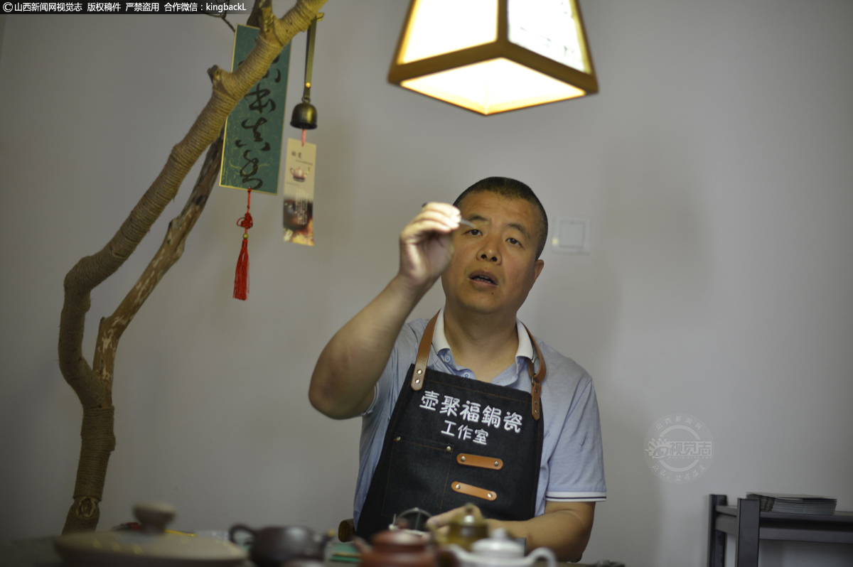      郭智军，原本在茶行业工作，平时茶馆的茶壶、茶碗坏了，被随手扔了，他见了很心疼，很想把这些茶具修补好再用，可是没有技术，于是萌发了学习锔艺的念头。