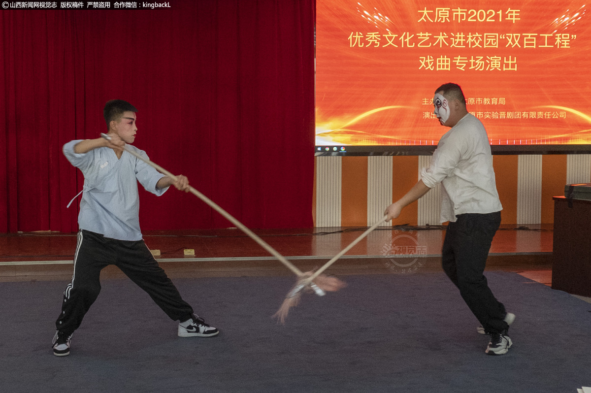      为了给师生们演出好这场戏，郝鹏伟（饰罗通）和董学菲（饰王伯超）在演出前，两人对打进行动作切磋，旨在更熟悉舞台。