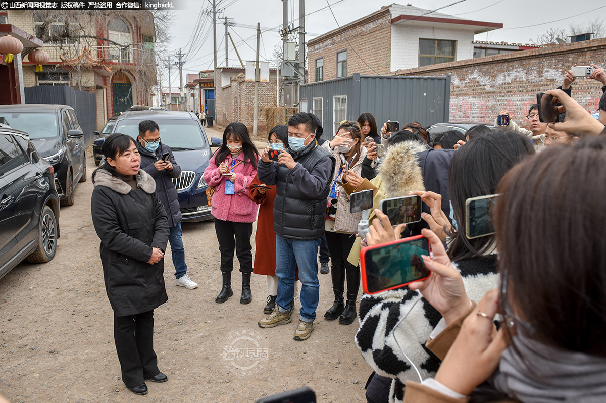      受灾农房修缮重建，让受灾群众尽快返家是重中之重。清徐县人大常委会副主任、孟封镇党委书记王瑞清介绍，按照山西省委、省政府灾后恢复重建工作部署，清徐对全县因洪涝灾害受损的住房进行了全面摸排和科学鉴定，并制定出台了《清徐县农村因灾受损农房修缮重建实施方案》《清徐县农村因灾受损农房修缮重建工作细则》等文件。各级党政主要负责同志亲自上阵、靠前指挥，走进、贴近和服务受灾群众，全面加快受损农房重建修缮工作进度。