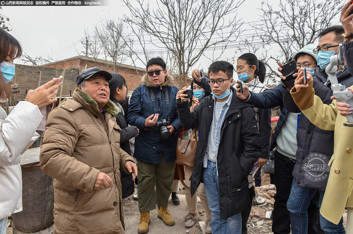      当日气温虽低，但在每一处正在修缮重建的民房里，都有村民在一旁驻足守望。“政府出钱帮我们找来了施工队，人家都是专业的，进度很快。11月10日拆了旧房子，12日开工建设，到今天已经是封顶的第三天了。”郑耀贵大爷已经67岁，却还是忍不住守着自己正在修缮的新房，“看着房子起来了，自己心里高兴。”