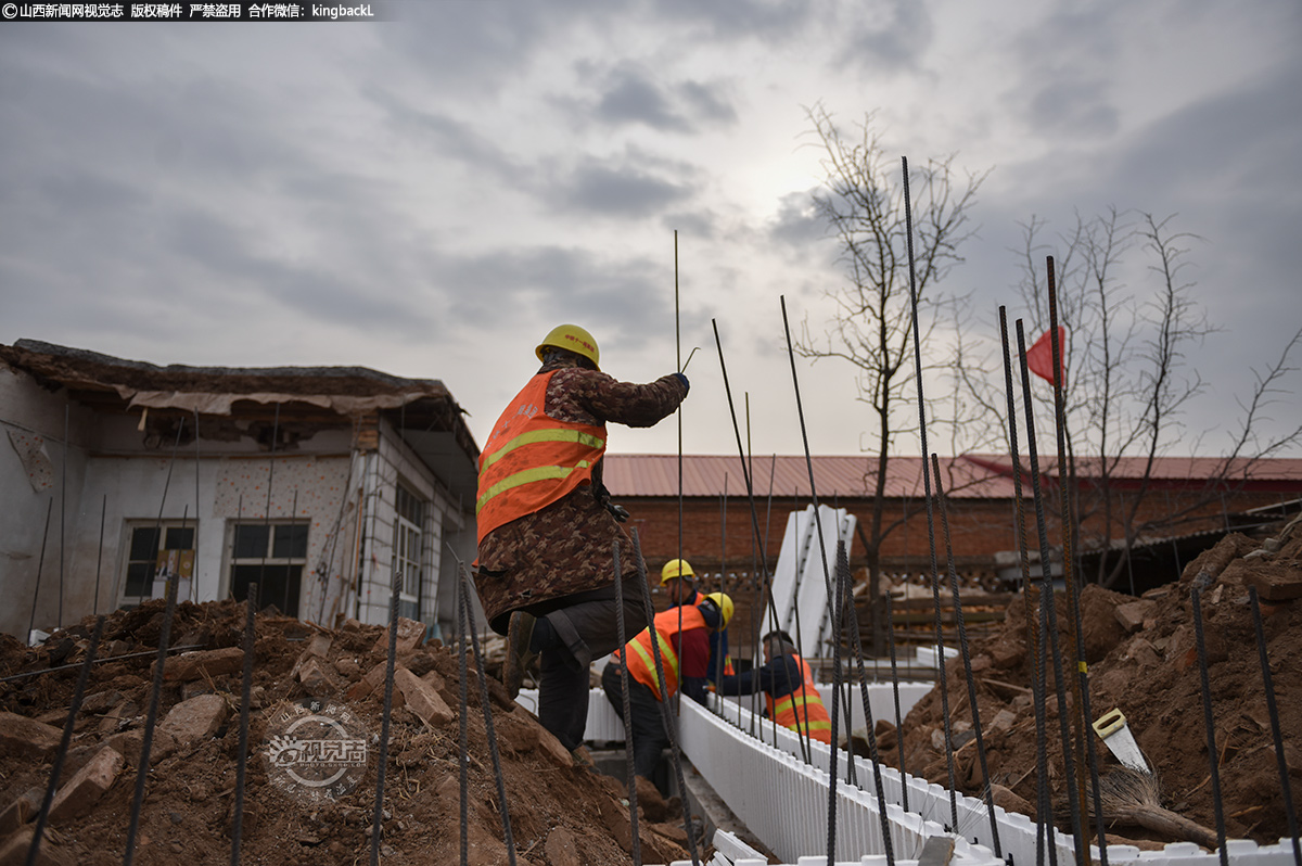      工人紧锣密鼓施工建房。对于灾后重建的速度与力度，村民们非常满意。在大家看来，困难终将过去，这个冬天一定是个暖冬。