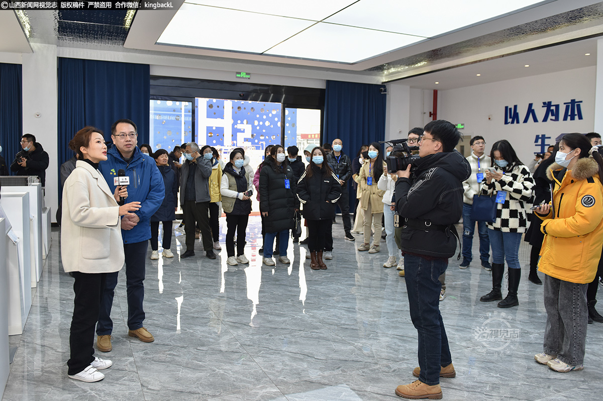      11月29日，“启新程 看发展”第十六届全国网络媒体山西行采访团走进位于太原市清徐精细化工园区的山西美锦能源股份有限公司，在美锦华盛总经理姚锦城的带领下，一同探索企业发展“氢能源”的奥秘。（■山西新闻网记者：苏航 王琪）