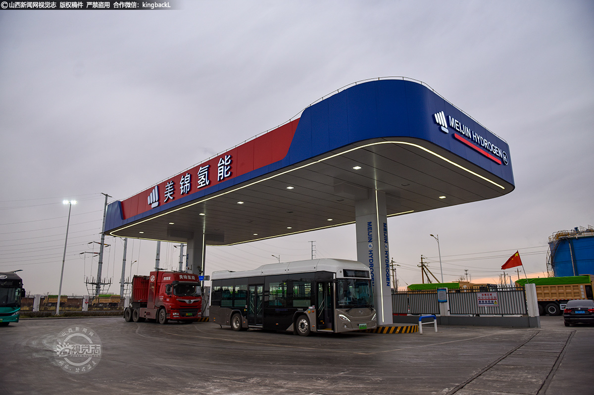      以氢为媒，未来已来。美锦能源建设的一期项目高纯氢及加氢站可为440台公交车，630台物流车或170台重卡提供运营保障，二期项目扩展后可为5600台公交车，8000台物流车或2200台重卡提供运营保障。在此产量下，仍可扩展氢气液化装置，提高氢气外运能力，使其覆盖至邻省。