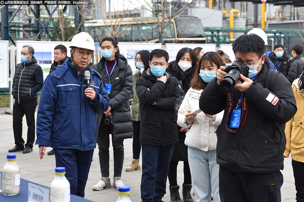      “我们拥有焦炭生产能力280万吨/年、焦煤生产能力360万吨/年。利用上游焦化副产的焦炉气生产甲醇联产合成氨，是我们精细化工及新材料循环项目承上启下的关键，达到环保节能降耗的良好效果。”山西亚鑫新能科技有限公司常务副总经理卢培山介绍，“现阶段，甲醇和合成氨均已对外销售，形成实际产值。”