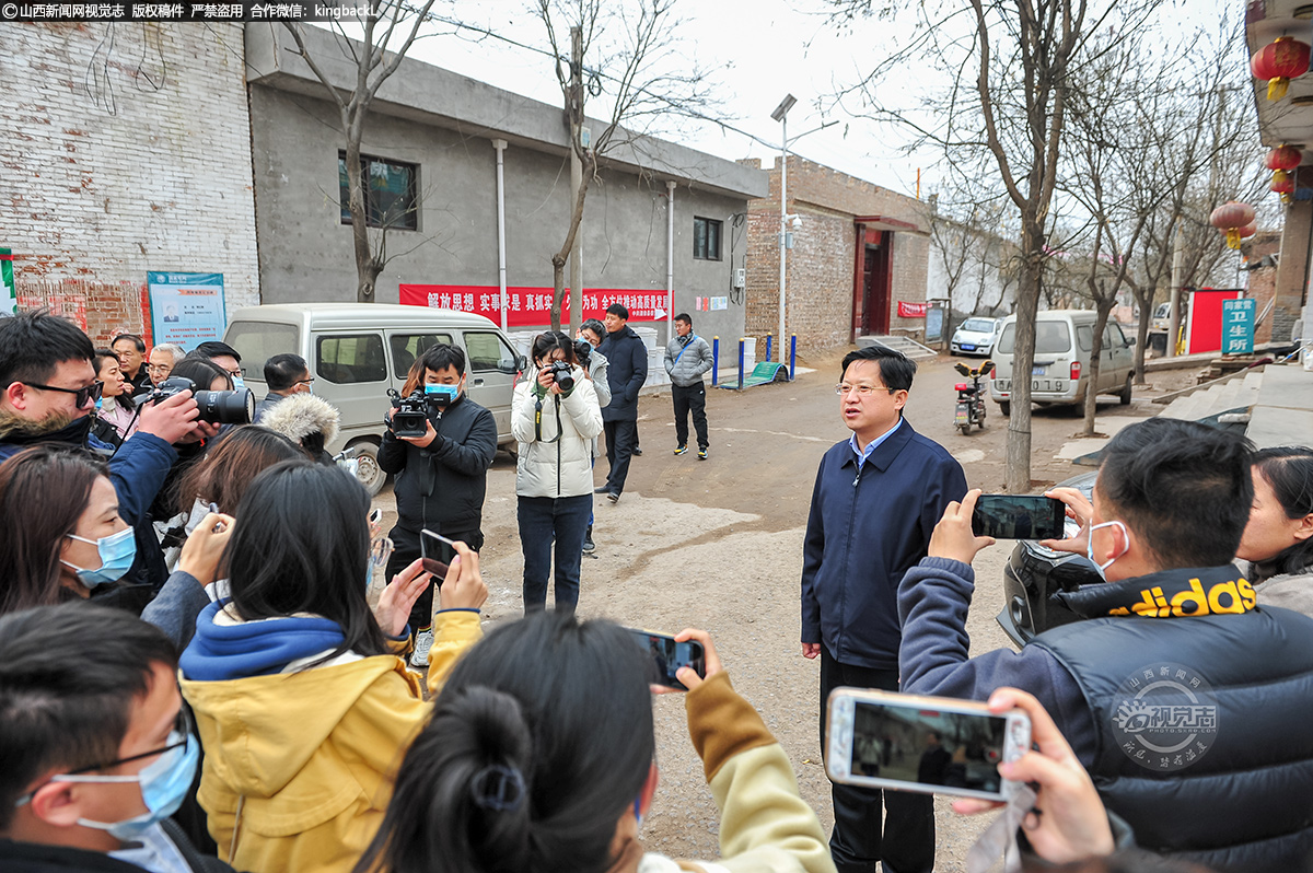      清徐县委常委、副县长岳兔立介绍，该县聘请了专业团队为受损农房修缮重建工作提供免费监理服务和全程技术指导，施工队重建房屋时，质量必须过关，房屋的强度、抗震性和耐久性大大增强；同时给予受灾群众安置费、过渡费等补助，竭尽全力让受灾群众春节前搬进新家。
