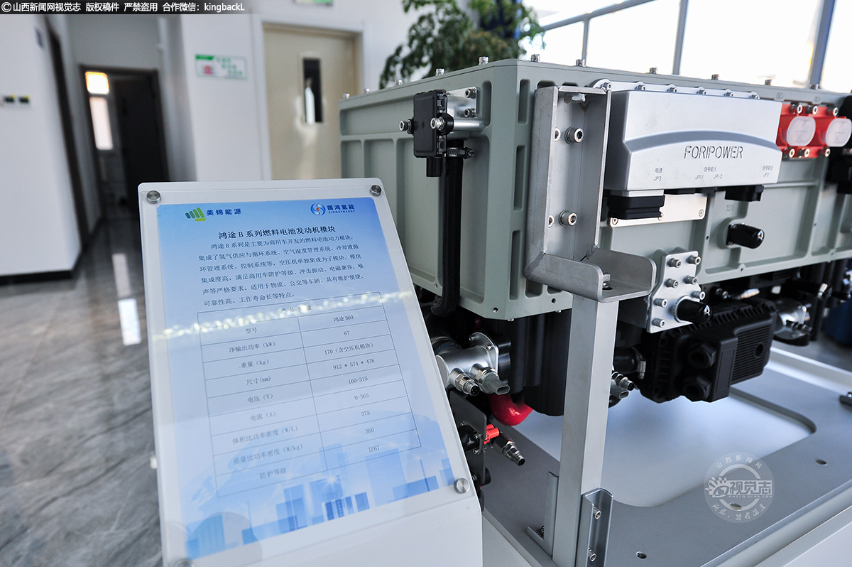      不同于锂电池电动车直接给电池充电，氢燃料电池车是利用储氢罐，为燃料电池提供高压氢气。储氢罐中的氢气和空气中的氧气，在燃料电池的发动机里发生电化学反应，从而产生电能来驱动车辆，排放物质只有水和能量。
