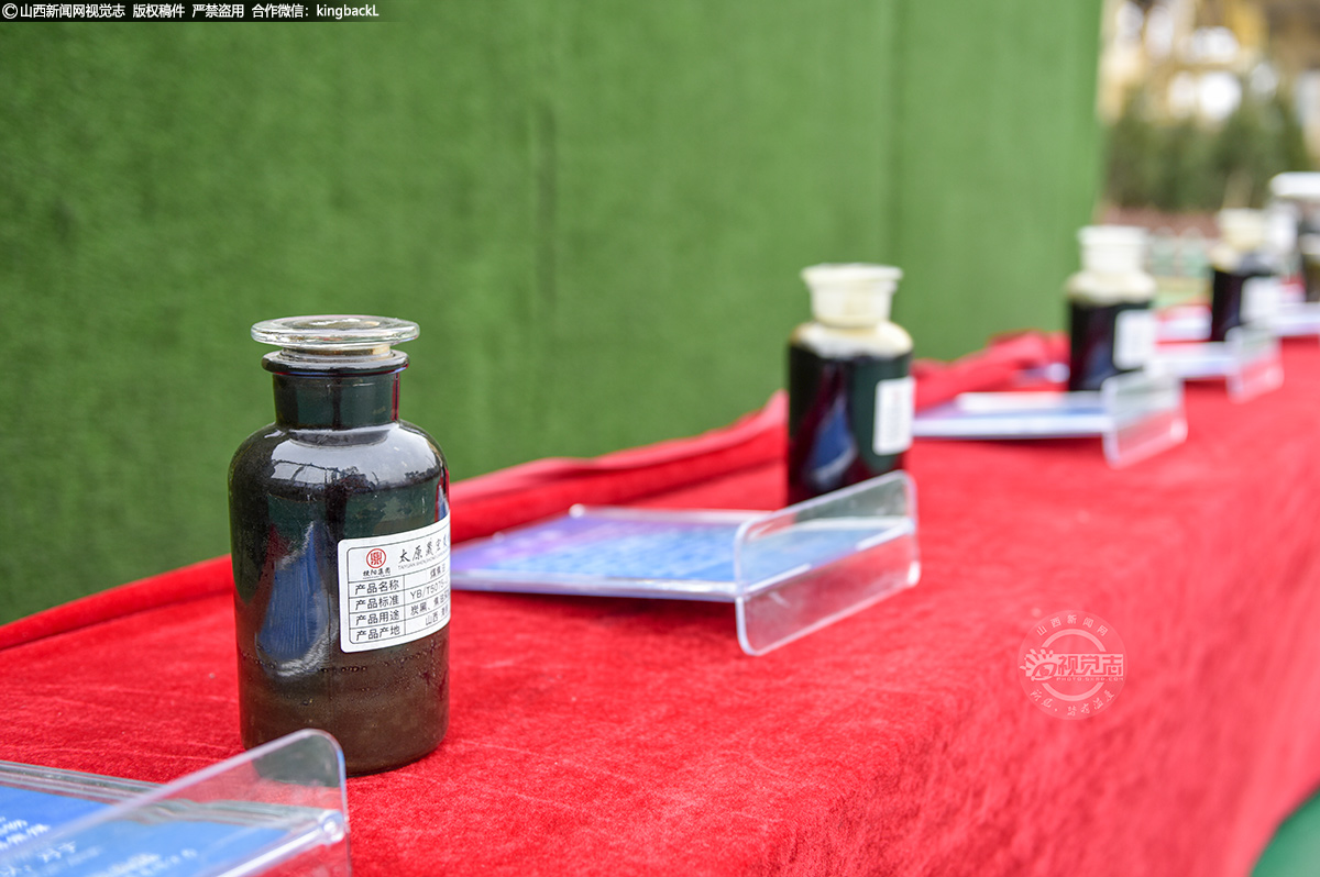      天气虽冷，但是记者们对于新知识的渴求却让现场热闹了起来。在室外的产品展示台上，依次摆放着煤焦油、软沥青、轻相沥青等产品。
