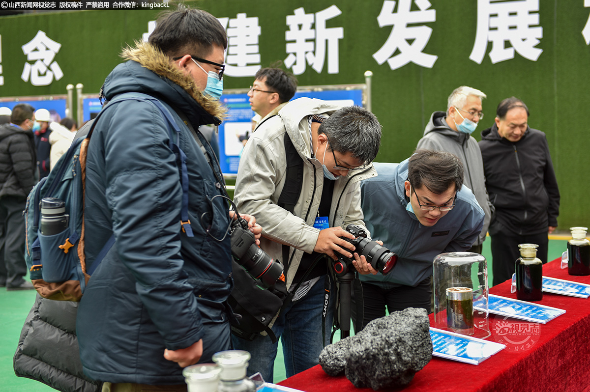      展台上的展品引得记者们纷纷拍照，并向王贵宝抛出了自己的问题——“瓶子里黑乎乎的东西是什么？”“摆放顺序有什么讲究吗？”“刚刚提到的针状焦又能带来怎么样的收益？”……