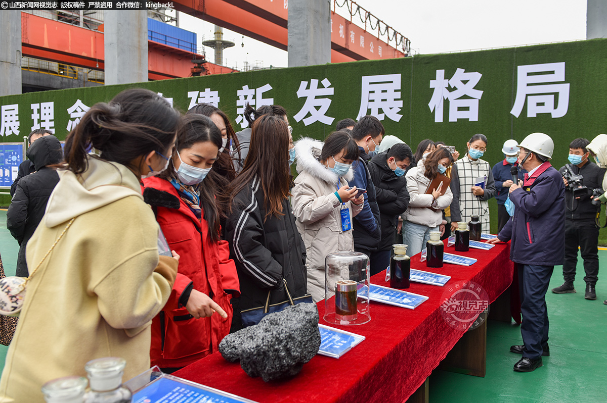      面对记者们的提问，王贵宝也一一做出了解答。他表示，这些产品其实“一脉相承”：“第一个瓶子中的黑色液体是煤焦油，大家面前这些产品的摆放也大有讲究。从左到右。煤焦油蒸馏之后的残液就是软沥青，软沥青经过一定生产工艺之后，又可以得到轻相沥青……”