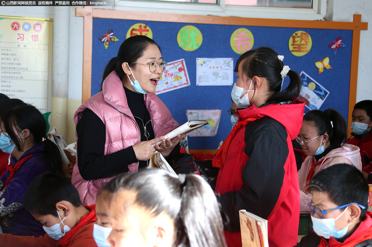      由于学习进度不同，为了使所有学生们的学习进度一致，老师在课上耐心的反复辅导学生。