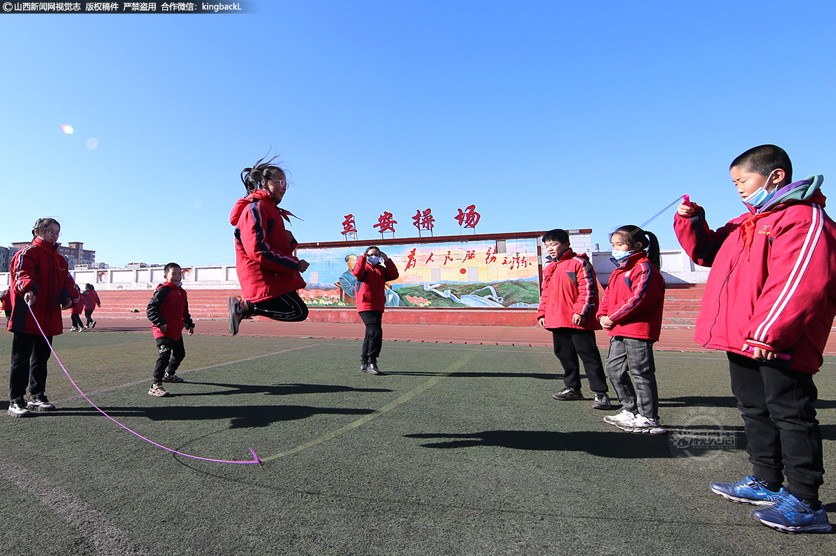      学校还经常组织各种文体活动，让孩子们尽快走出阴影。图为孩子们正在操场上跳大绳。