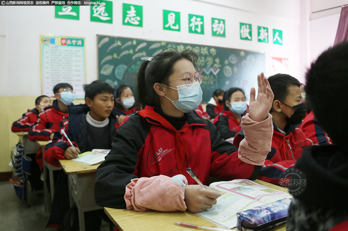      由于灾情发生时，正值国庆假期，很多学生的书本还在家中，安置学校在接收学生的同时与新华书店联系，第一时间保证了所有受灾学生的用书，并给学生配齐了崭新的学习用具。