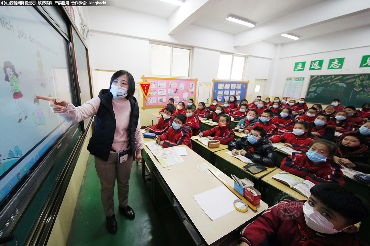      受国庆期间持续强降雨和洪涝灾害影响，孝义市大孝堡镇15个村、2个学校不同程度受损。为保证受灾地区247名学生顺利入学、温暖过冬，孝义市设置集中安置学校，为受灾学生统一配备餐具、被褥和洗漱用品，免费配送营养餐、集中发放保暖衣物，保证让学生们在安置学校能够住得安心、吃得放心、学得开心。（■实习编辑：钟菁菁  ■山西新闻网网特约摄影师：张建益）