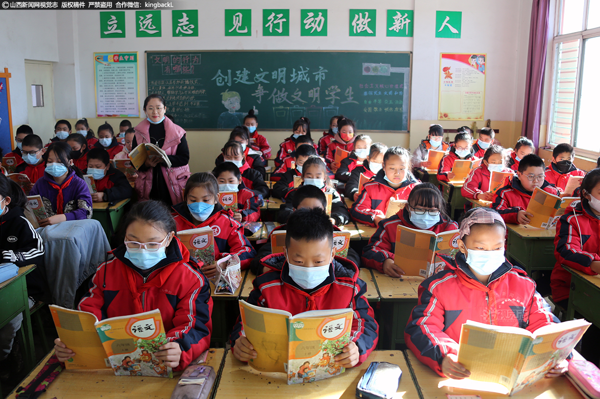      为了能让受灾学生尽快融入新的班集体，学校将受灾学生平均分配进各个班级，并重新编排了座位。