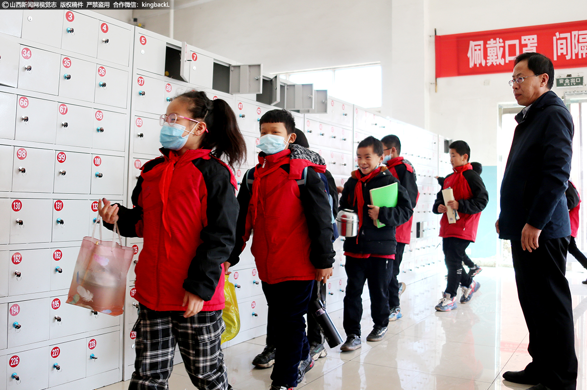      “学校突然增加了200多名学生，我感觉肩上的担子更重了”校长郭世壮说道。灾情发生以来，他一直坚守在学校，时刻关注孩子们的起居生活。