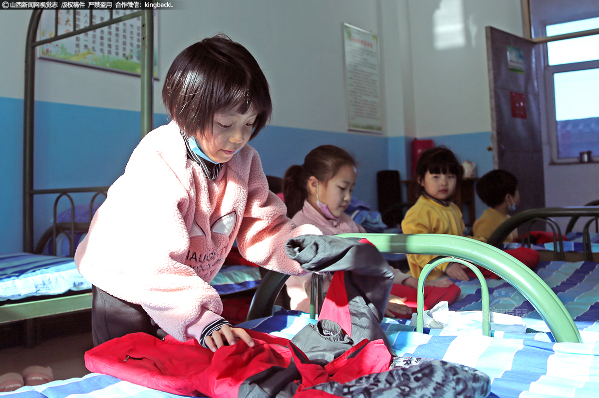      学校还为受灾学生发放了防寒保暖衣物，不仅暖身，更温暖了受灾学生们的心。孩子在午睡前都会将自己的外衣叠好。