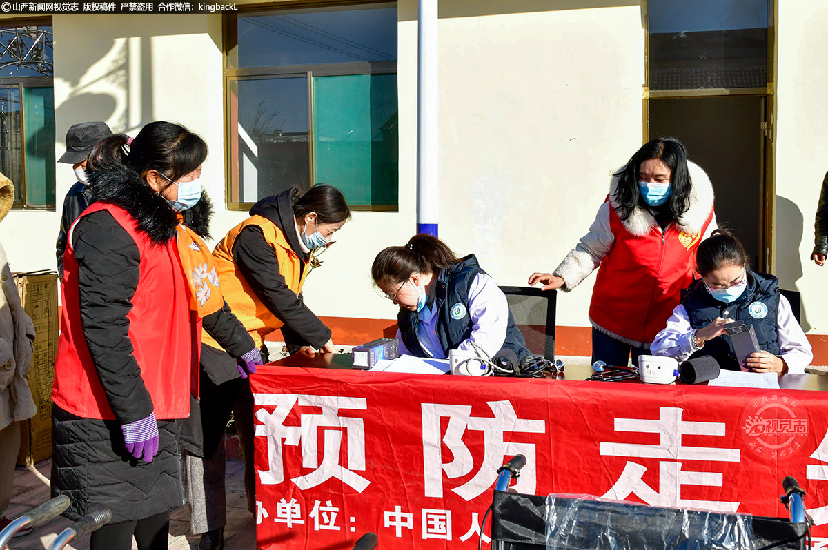      文水县助残志愿者协会承接中国人口福利基金会公益服务项目，给该村60岁以上老人免费发放微信黄手环50个、防走失定位贴23枚。活动中，志愿者们为老人详细介绍微信“黄手环”和防走失定位贴的使用方法，给他们送去一份保障、更是一种关爱和温暖。