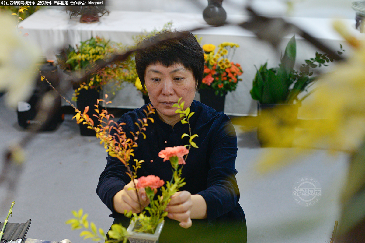      传统插花作品总是以简单几枝线条，花开三两朵，宁静清雅，引人入胜。具有中国画意象的插花作品高低错落，参差有质、虚实结合，刚柔相济。