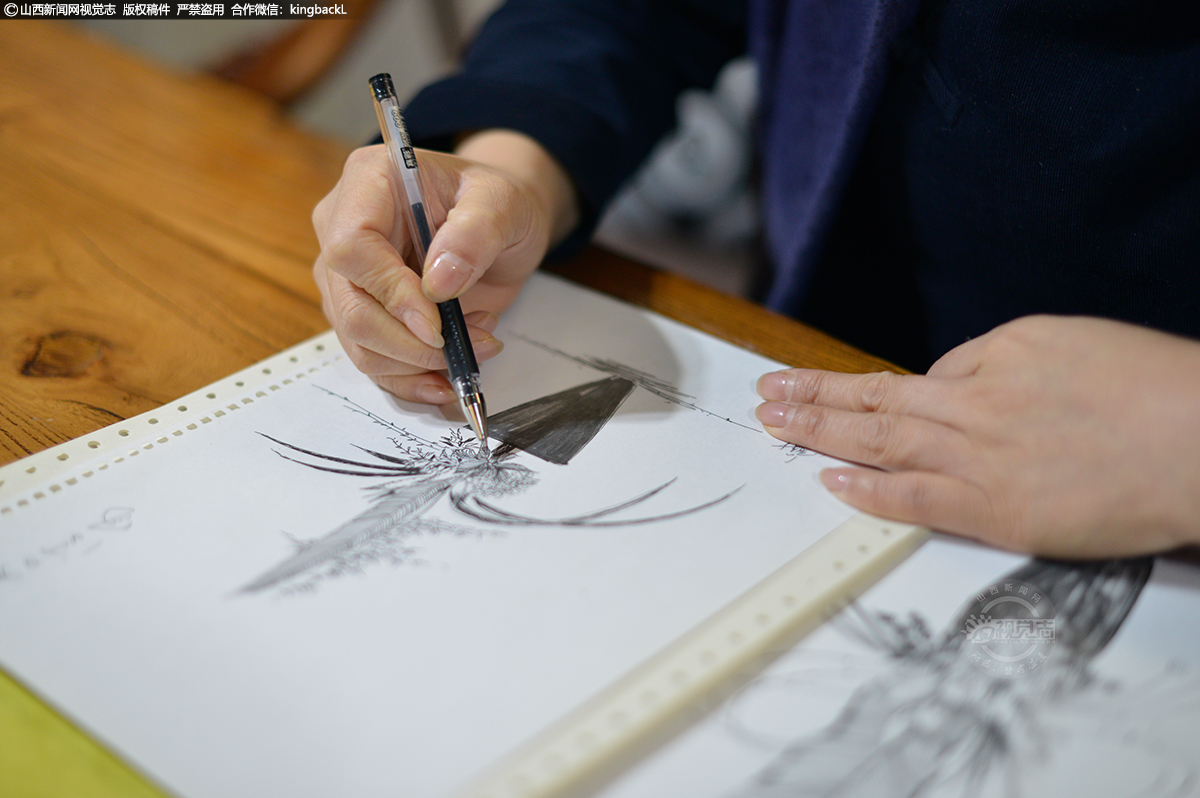      花艺作品创作离不开构想与绘制，美术绘画基础是花艺师的必修课。传统插花艺术构图基本上遵循了中国画的原理和法则，形成变化万千的插花形式。