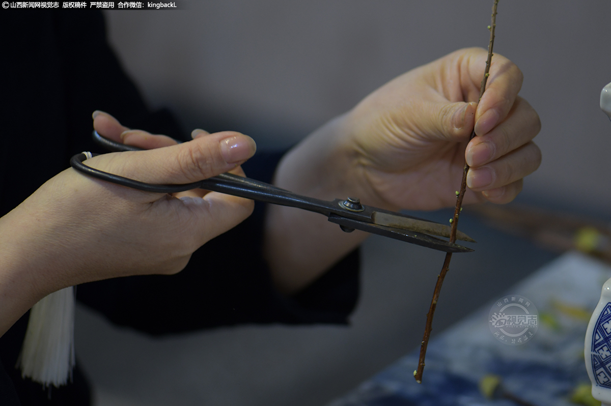      传统插花作品主要体现自然美，线条美，意境美和整体美，整体美是作品对整体环境及陈列安置的严格要求。插花与环境相辅相成，起到了最好的艺术效果，同时达到了插花的目的，整体的和谐便是艺术之体现。
