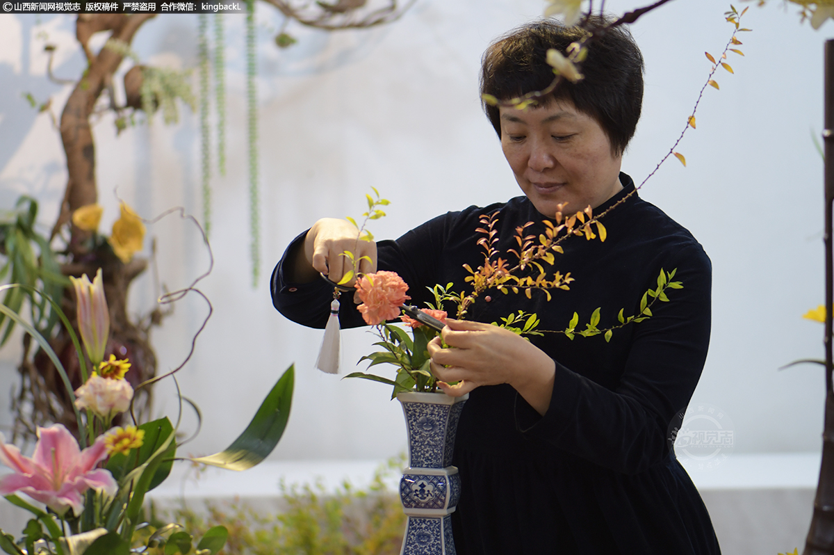      陈吉秀，晋韵插花非遗传承人，中国插花花艺协会高级讲师，插花技师，中国插花花艺协会山西讲师讲堂主讲师，太原技师学院特聘花艺教师。从事插花事业二十余年，一直致力于中国传统插花技艺及文化艺术推广工作。
