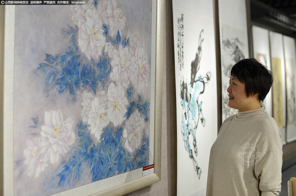      传统插花技艺与书法绘画有着千丝万缕的联系，比如谢赫六法与插花六法的许多互通。传统插花吸取了绘画等相关艺术的精华，与花材和容器融和，具有独特的艺术魅力。