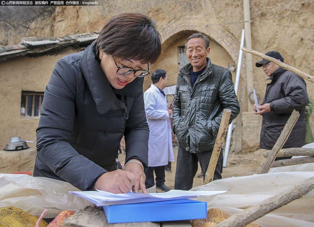      稷山县疾控中心工作人员，正在给身患大骨节病的病人登记在册，后续也将持续免费治疗。