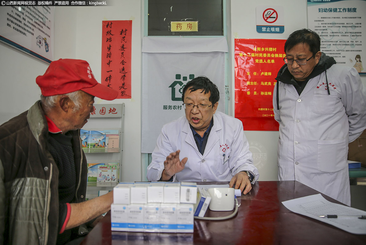      近日，稷山县疾控中心依托国家公共卫生服务项目免费治疗大骨节等地方病服务的政策，组织县人民医院有关专家，驱车来到大骨节病区村太阳乡上王尹村和长岭村 ，对11个老病人进行病情诊断， 并免费赠送三个月的治疗药物。（■山西新闻网特约摄影师：史云平）