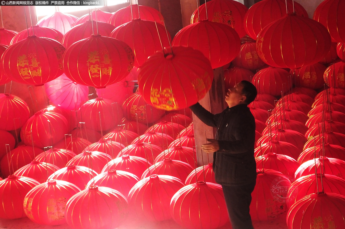      一串串火红的灯笼在为人们送去新春祝福的同时，也成为当地不少村民的“致富灯”。