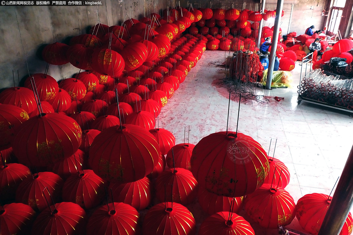      杨赵村的灯笼制作历史悠久，从上世纪90年代，逐渐由硬灯笼转变为可折叠的软灯笼，用途也由单纯的照明发展为可供欣赏的文化灯笼，杨赵村成了远近闻名的灯笼产销集散地。