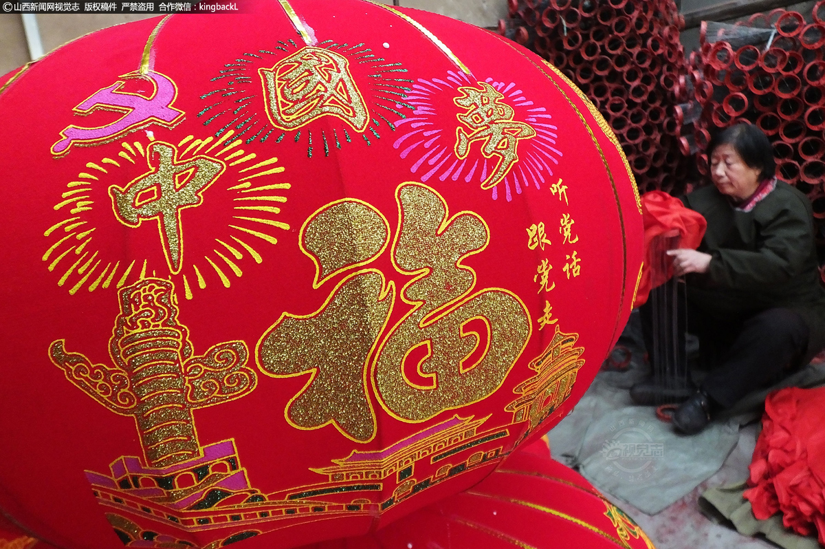      目前村里灯笼的装饰文字采用烫金发泡工艺，相比以前更艳丽、显眼，具有不掉色、不落金等特点。