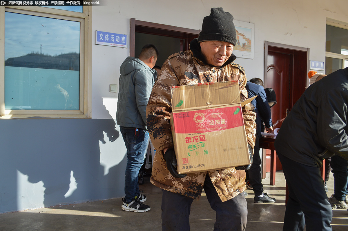     收到慰问品的老人说：“这个冬至过得很热闹，我们非常感动。村里的年青人自掏腰包为老年人发放白面、食用油，营造了和谐、喜庆的节日氛围。”